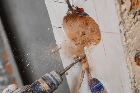 墙砖上打的孔如何修补好看呢(墙砖上打的孔如何修补好看呢图片)